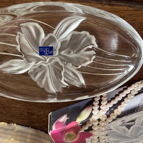 Studio Nova Iris Flower Oval Glass dish - Picture 1 of 5